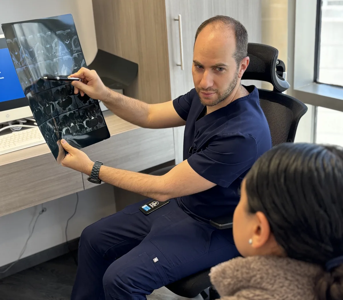 El Dr. Avi Afya explicando un estudio a una paciente en el Centro Médico ABC