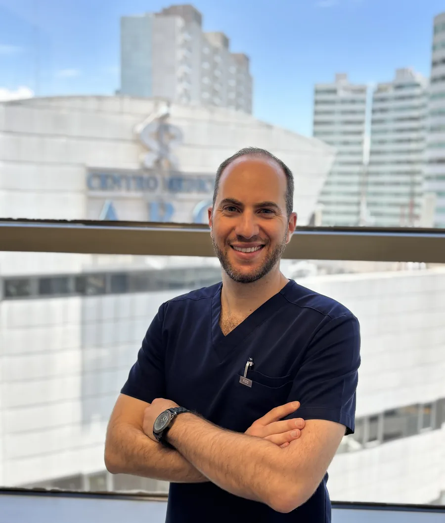 Dr. Avi Afya, cirujano general y coloproctólogo, frente al Centro Médico ABC